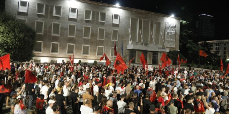 Albanian Diaspora Joins Ongoing Anti-Government Demonstrations in Tirana